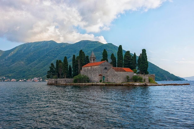 Vue sur l'île Saint-Georges à Perast, Monténégro.