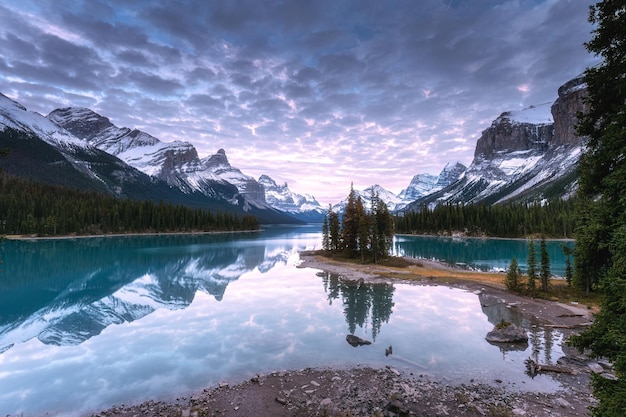 Vue de l'île Spirit avec les Rocheuses canadiennes dans le lac Maligne au parc national de Jasper au Canada