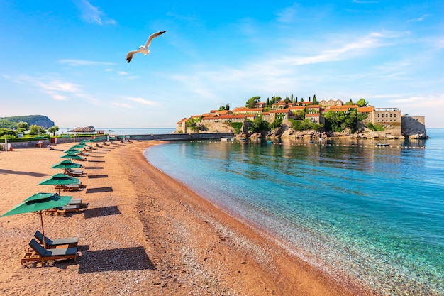 Vue de l'île de Sveti Stefan depuis la plage de la rivière Budva au Monténégro