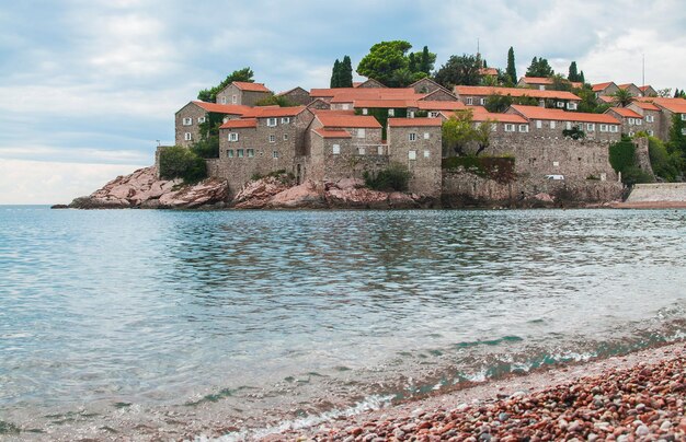 Vue sur l'île de Sveti Stefan et la plage