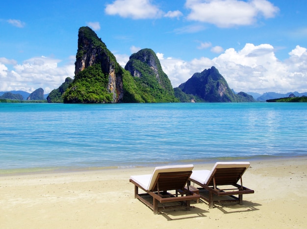 Vue Sur Les îles Tropicales Depuis La Plage Avec Deux Chaises Longues