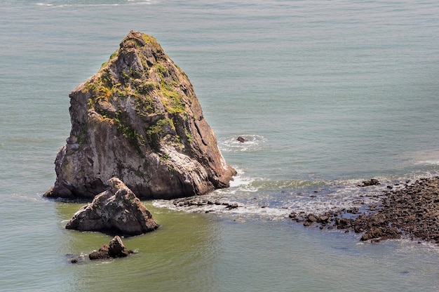 Vue sur les îlots et les rochers à Horse Shoe Bay près du pont du Golden Gate à San Francisco