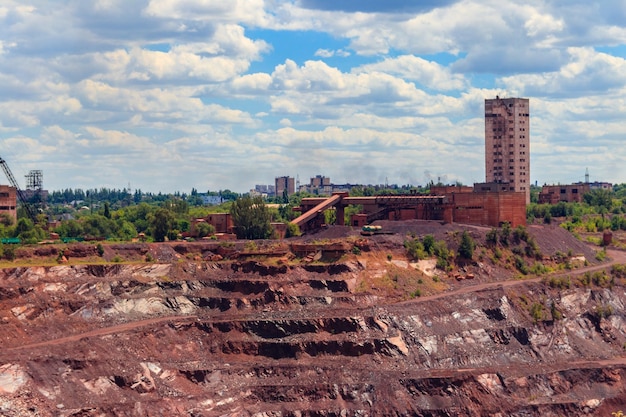 Photo vue sur une immense carrière de minerai de fer à kryvyi rih ukraine exploitation minière à ciel ouvert