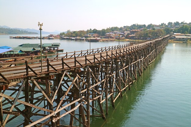 Vue imprenable sur 447 Metrelong Mon Bridge le plus long pont en bois fait à la main en Thaïlande