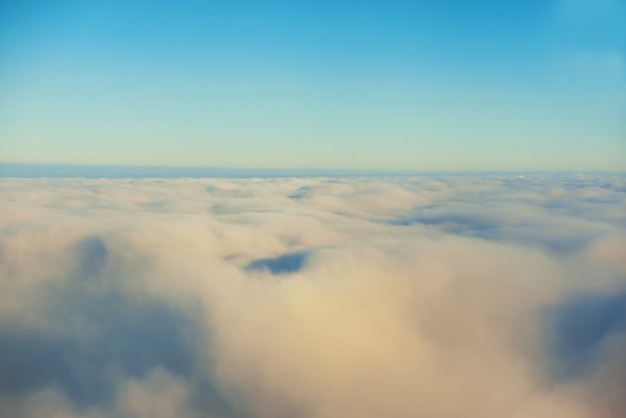 Vue imprenable d'avion sur le ciel, coucher de soleil et nuages