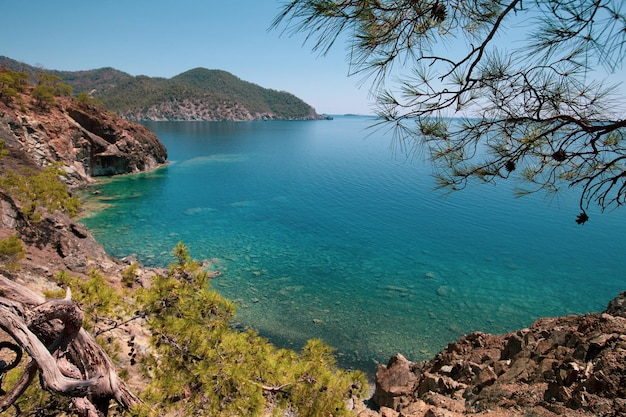 Vue imprenable sur la baie d'eau turquoise de Cirali, Lycian Way, région d'Antalia, Turquie