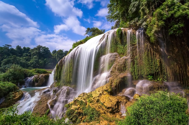 Vue imprenable sur les cascades de Detian dans la province du Guangxi en Chine