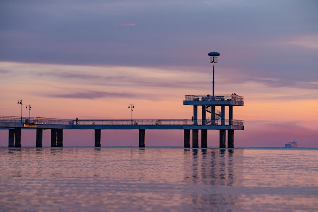 Vue imprenable sur le célèbre pont maritime de Burgas contre un ciel dramatique orange et violet au coucher du soleil