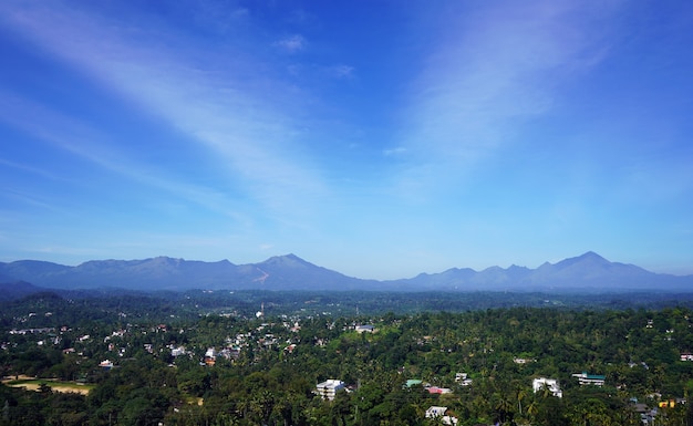 Vue imprenable sur le ciel sur le village