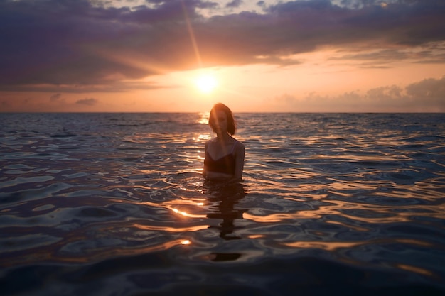 Vue imprenable sur un coucher de soleil sur la mer