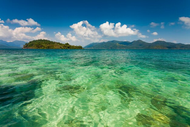 Vue imprenable depuis les rives d'une île tropicale Koh Chang Thaïlande