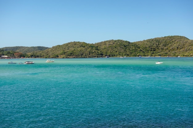 vue imprenable sur l'estuaire de la mer de Cabo Frio un jour d'été, côte brésilienne