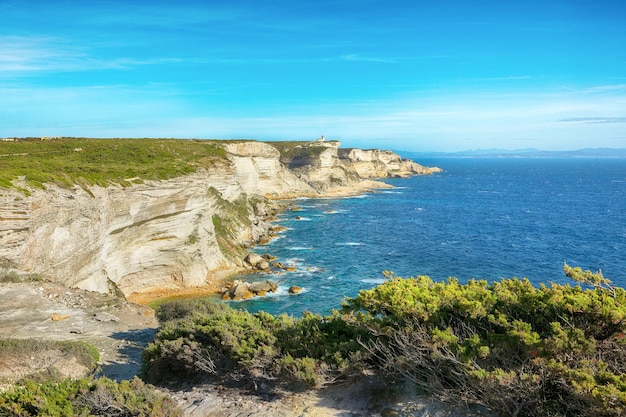 Vue imprenable sur les falaises à proximité de la vieille ville de Bonifacio