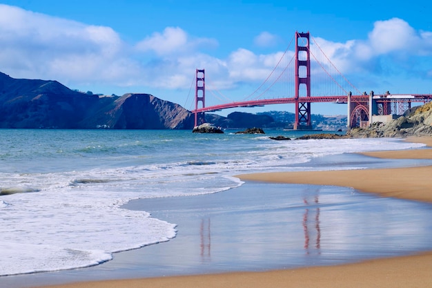 Vue imprenable sur le Golden Gate Bridge de Baker Beach, San Francisco, Californie, USA. Paysage horizontal.