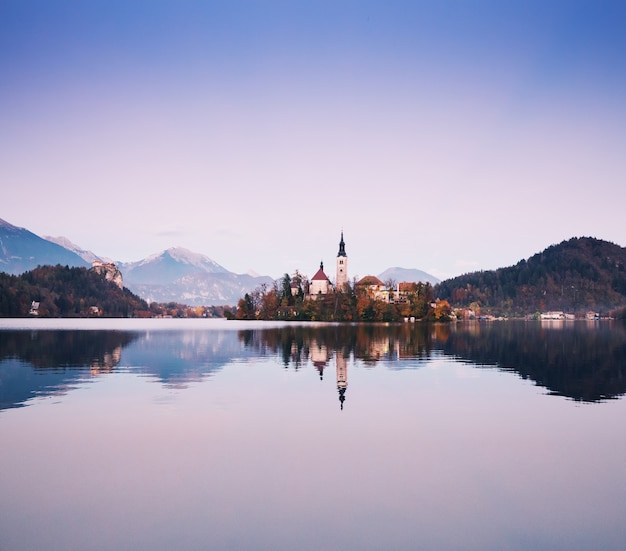 Vue imprenable sur le lac de Bled en automne ou en hiver en Slovénie Europe T