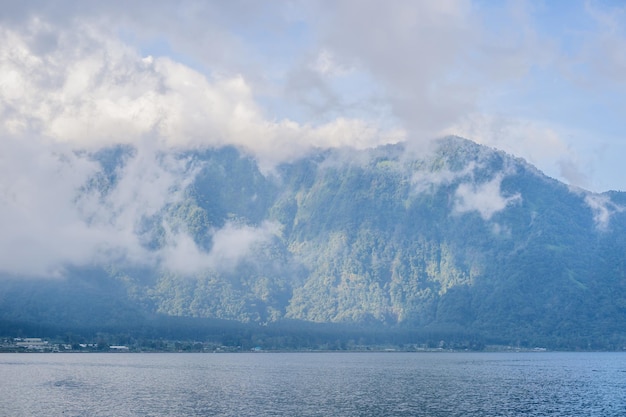 Une vue imprenable sur le lac Bratan et les montagnes couvertes de nuages