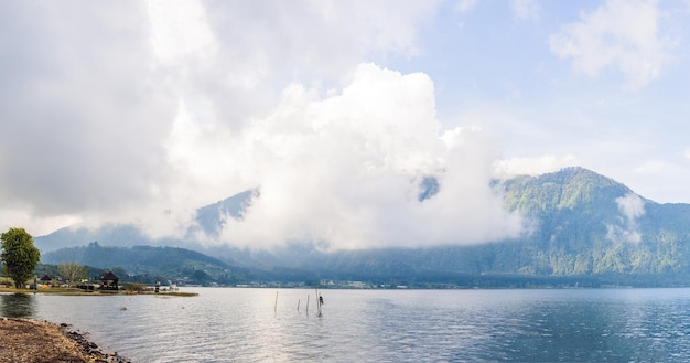 Une vue imprenable sur le lac Bratan et les montagnes couvertes de nuages