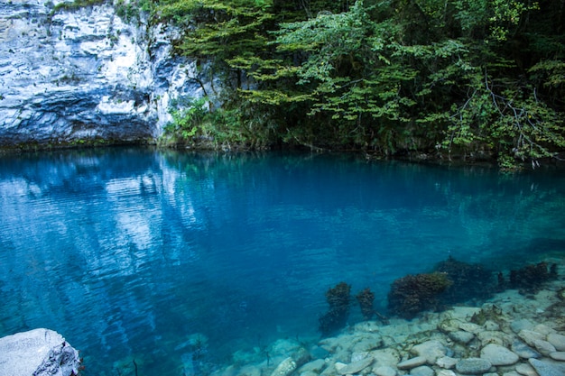 Vue imprenable sur le lac de montagne bleu