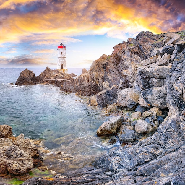 Vue imprenable sur le lever du soleil sur le phare de Capo Ferro