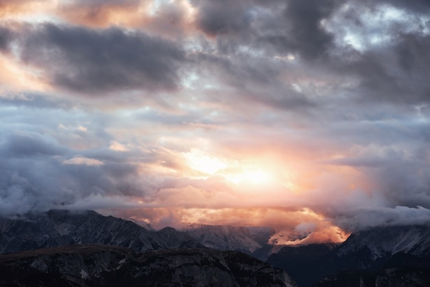 Une vue imprenable sur les lumières du coucher du soleil illumine les nuages et crée un paysage de couleur jaune.