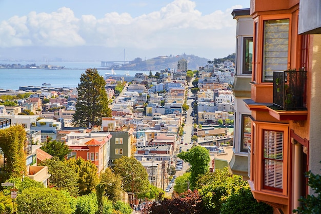 Vue imprenable sur les maisons de San Francisco avec des collines escarpées montrant la distance