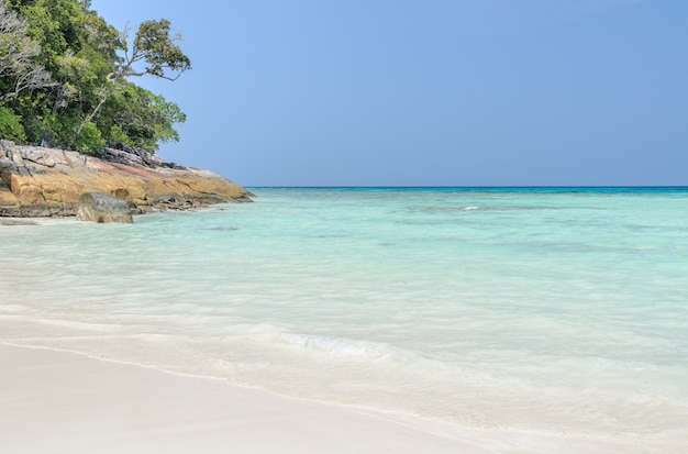 Vue imprenable sur la mer d&#39;Andaman à l&#39;île de Tachai, Thaïlande