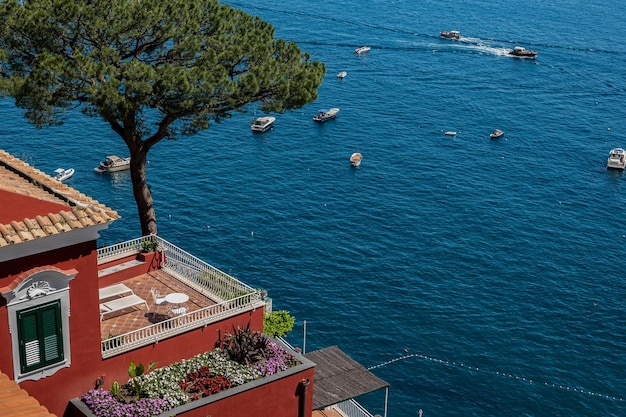 Vue imprenable sur la mer Tyrrhénienne depuis le balcon d'une villa à Positano Italie Vacances de luxe passionnantes