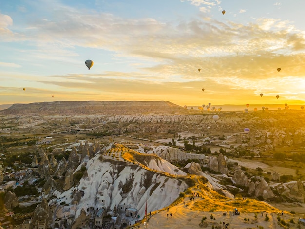 Vue imprenable sur les montgolfières survolant la vallée rouge en cappadoce en turquie à