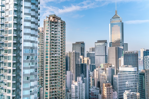 Photo la vue imprenable sur le paysage urbain de hong-kong plein de gratte-ciel depuis le toit.