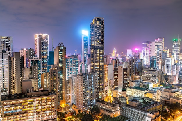 Photo la vue imprenable sur le paysage urbain de hong-kong plein de gratte-ciel depuis le toit.