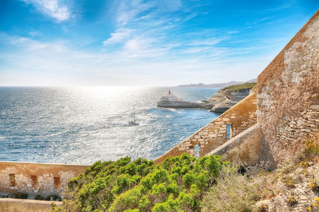 Vue imprenable sur le phare près de la vieille ville de Bonifacio