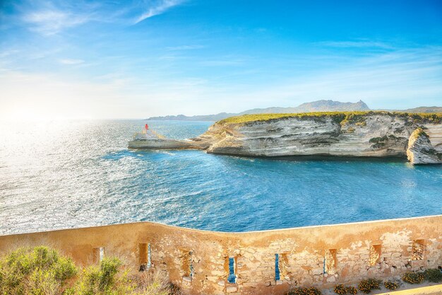 Vue imprenable sur le phare près de la vieille ville de Bonifacio