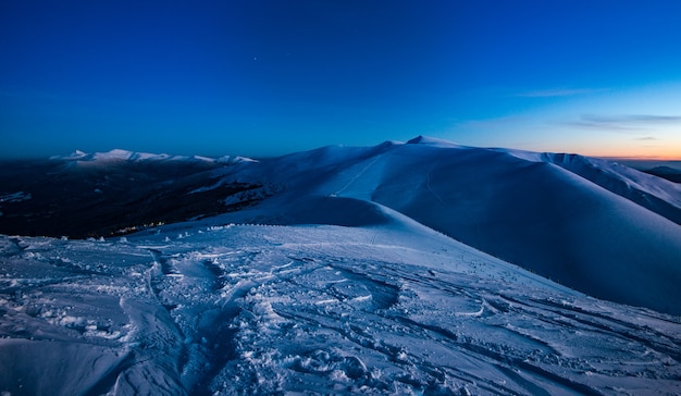 Une vue imprenable sur les pistes de ski en fin de soirée d'hiver. Concept de beauté de la nature nordique dure et de la station de ski. Espace de copie