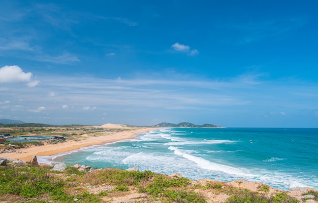 Vue imprenable sur la pittoresque baie tropicale, Bai Mon magnifique plage de dunes de sable doré agitant la mer bleue. La côte la plus orientale du Vietnam, la province de Phu Yen entre Da Nang et Nha Trang.