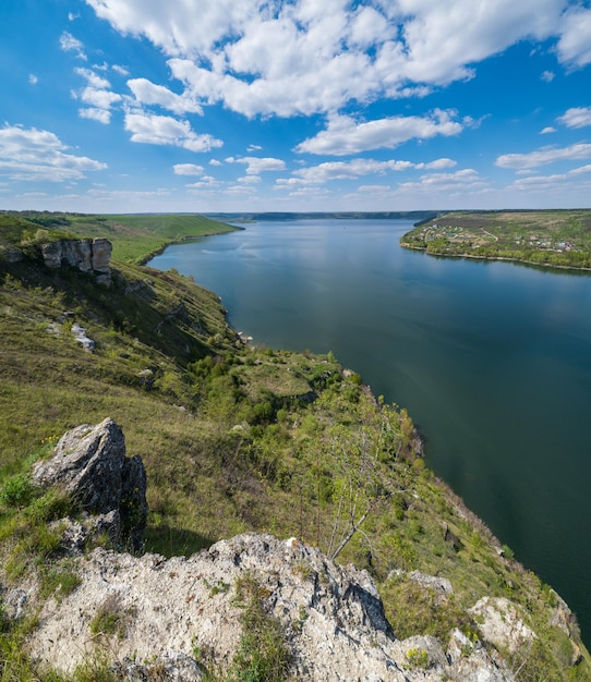 Vue imprenable sur le printemps sur le canyon de la rivière Dnister Baie de Bakota Région de Tchernivtsi Ukraine