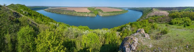 Vue imprenable sur le printemps sur le canyon de la rivière Dnister avec des rochers pittoresques, des champs de fleurs Ce lieu nommé Shyshkovi Gorby Nahoriany région de Tchernivtsi Ukraine