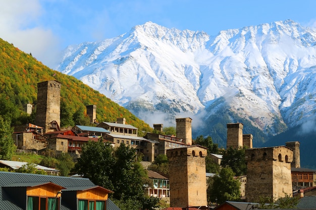 Vue imprenable sur la tour médiévale de Svan contre la montagne du Caucase à Mestia, Géorgie