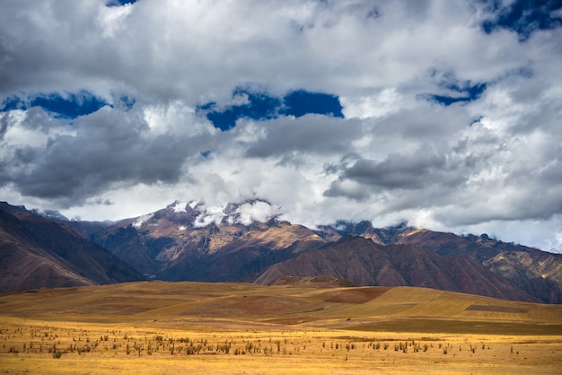 Vue imprenable sur la vallée sacrée, au Pérou, depuis le site de Pisac Inca, principale destination de voyage dans la région de Cuzco, au Pérou. Ciel dramatique.