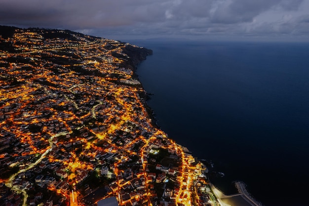 Vue imprenable sur la ville côtière la nuit