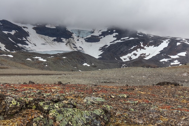 Vue impressionnante sur les montagnes du parc national de Sarek en Laponie suédoise