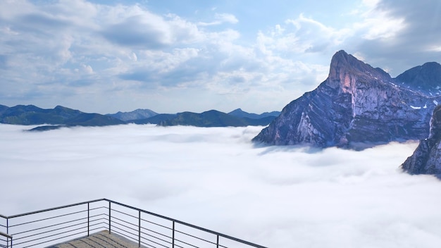 Vue impressionnante sur la vallée de Fuente Dé avec l'oriel un jour de brouillard