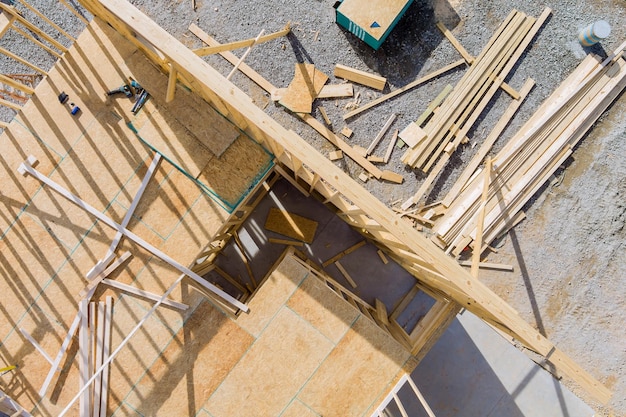 Vue inachevée d'une maison de construction résidentielle mur d'encadrement contre