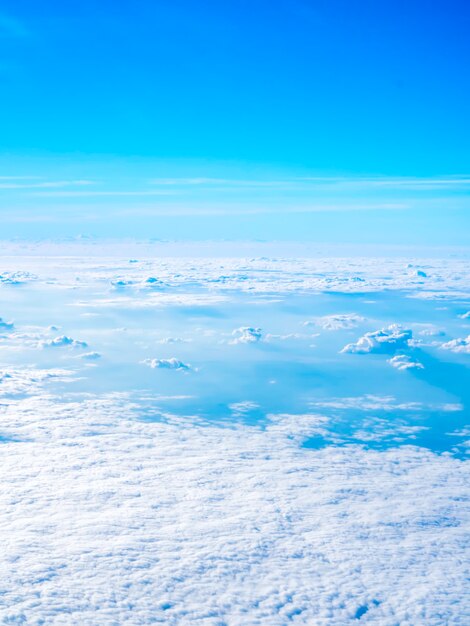 Vue incroyable du ciel depuis la fenêtre de l'avion