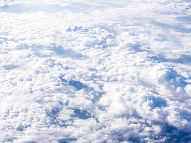 Vue incroyable du ciel depuis la fenêtre de l'avion