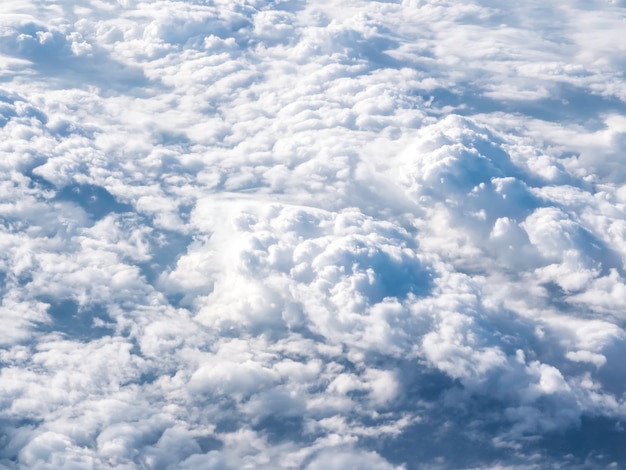 Vue incroyable du ciel depuis la fenêtre de l'avion