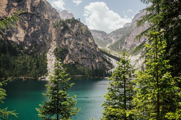 Vue incroyable sur le majestueux lac famouse Braies pendant les heures de soleil.