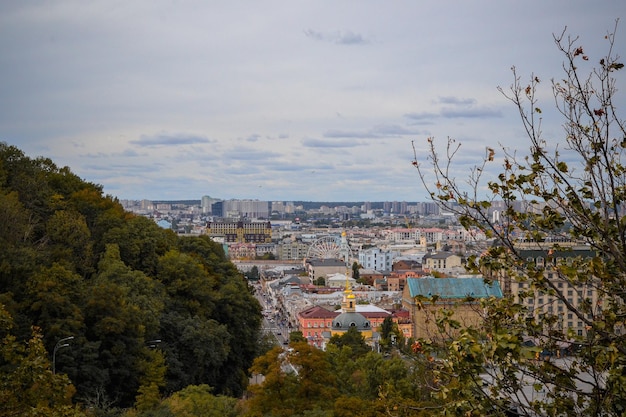 Photo vue incroyable de la montagne sur la rive droite de kiev