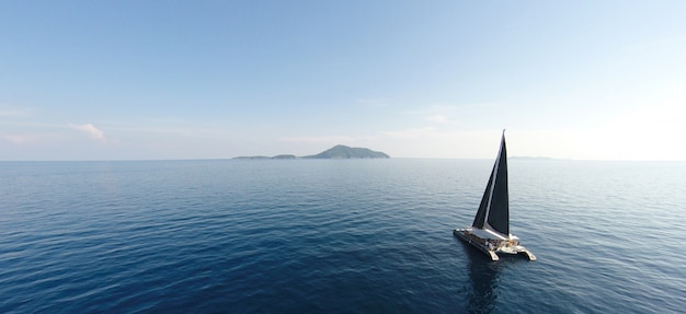 Photo vue incroyable à la navigation de voile en pleine mer au jour du vent. vue drone - angle des yeux des oiseaux. - accélérer le traitement des couleurs.