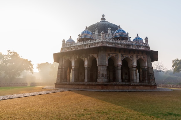 Vue de l'Inde, la tombe d'Isa Khan dans le complexe de la tombe d'Hymayun à New Delhi.