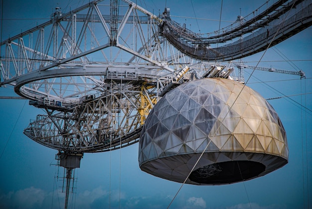 Photo une vue des instruments du télescope spatial suspendu à l'observatoire d'arecibo à porto rico